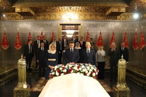 الرئيس الفرنسي إيمانويل ماكرون وحرمه يزوران ضريح محمد الخامس لترحم على الملكين الراحلين.