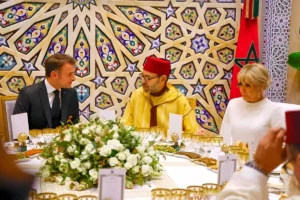 جلالة الملك يقيم مأدبة عشاء رسمية على شرف الرئيس الفرنسي وحرمه السيدة بريجيت ماكرون