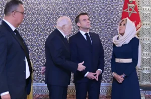 الرئيس الفرنسي إيمانويل ماكرون وحرمه يزوران ضريح محمد الخامس لترحم على الملكين الراحلين.