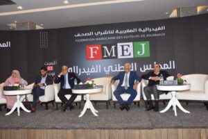 انعقدت يوم السبت: 02 نونبر 2024 بالرباط الدورة الثالثة للمجلس الوطني الفيدرالي للفيدرالية المغربية لناشري الصحف، وحضر أشغالها الأعضاء من كل جهات البلاد، بالإضافة إلى ضيوف وملاحظين من كل هياكل الفيدرالية. وتميزت أشغال هذا الإجتماع التنظيمي  بالمسؤولية وروح التضامن والإتفاق الواسع على المقررات والمواقف والبرامج، كما شهدت الدورة مناقشة جادة وعميقة ورصينة لتقرير المكتب التنفيذي، وتمت المصادقة عليه بالإجماع، علاوة على إقرار عدد من التوصيات ومشاريع العمل المستقبلية وتدابير تنظيمية ذات صلة بمهام الفيدرالية وأنشطتها. وتزامن هذا الإجتماع مع تبني مجلس الأمن التابع للأمم المتحدة، للقرار 2756، الذي يمدد ولاية المينورسو إلى غاية 31 أكتوبر 2025، وما تشهده قضيتنا الوطنية الاولى من دينامية إيجابية متنامية، وهو ما يجعل الفيدرالية تجدد التأكيد على انخراطها اللامشروط في التعبئة الوطنية من أجل الوحد الترابية، كما تذكر بأهمية الأدوار الوطنية التاريخية والمتواصلة للصحافة الوطنية على هذا الصعيد، وأيضا ما تقوم به بهذا الشان الصحافة الجهوية داخل الأقاليم الجنوبية وفي باقي مناطق التماس وفي الجهات. وعلى هامش هذا الإجتماع، أقام المجلس الوطني للفيدرالية المــــــغربية لناشري الصحف جلسة حوار وتفاعل بين أعضائه ووفد يمثل منتدى فلسطين الدولي للإعلام والإتصال" تواصل"، بحضور المدير العام بالنيابة لوكالة بيت مال القدس الشريف، خصصت للإطلاع على أوضاع الصحفيين بفلسطين والابادة الجماعية  ضد الشعب الفلسطيني، وتم تجديد التأكيد على التضامن المبدئي مع النضال الوطني الفلسطيني، كما جرى استحضار الإرتباط التاريخي الأصيل للمغرب والمغاربة مع القضية الفلسطينية والأدوار المساندة والميدانية والسياسية للمغرب، الذي يترأس عاهله جلالة الملك محمد السادس لجنة القدس، والتنويه ببرامج وجهود ودينامية وكالة بيت مال القدس لفائدة المقدسيين وكل الشعب الفلسطيني. واتفقت الفيدرالية المــــــغربية لناشري الصحف مع منتدى فلسطين للإعلام والاتصال "تواصل" على بلورة وإعمال برامج تعاون مشتركة في المجال الإعلامي. أشار البلاغ  الصادر بالمناسبة الى أن الفيدرالية المــــــغربية لناشري الصحف إذ تسجل نجاح محطتها التنظيمية هذه، ومتانة بنائها التنظيمي العام، فإنها تؤكد على مواقفها الآتية: 1- نجدد التعبير عن الأسف بشأن مآل التنظيم الذاتي للمهنة وتحوله اليوم إلى تنظيم مؤقت، وهو ما يخالف، كما قلنا منذ أول يوم، المادة 28 من دستور المملكة. لقد شاركنا الموقف ذاته الأصدقاء في الجامعة الوطنية للصحافة والإعلام التابعة للإتحاد المغربي للشغل، ثم الأصدقاء في الفيدرالية المــــــغربية للإعلام، وأعلنا عن ذلك في حينه بمعيتهما، ولكن السلطات المعنية بالقطاع تعاملت بصمت غريب وأبدت استقالة كلية من التفكير في سبل تجاوز هذا الخرق القانوني والدستوري، وتذرعت بحجة مسؤولية المهنيين فيما بينهم للإتفاق على حل، ولم تسع هي لتيسير أي حوار جدي يساعد في تقدم الأمور. واليوم نطالع بكثير من الإيجابية والتنويه انخراط الزملاء في النقابة الوطنية للصحافة المــــــغربية كذلك في هذا السياق المطلبي، ونسجل دعوة النقابة إلى إنهاء المؤقت وتنظيم انتخابات لتجديد المجلس الوطني للصحافة. ونعبر، تبعا لذلك، عن اعتزازنا كفيدرالية  بالاختيار المبدئي الذي سرنا فيه منذ البداية، ونأمل أن تسعى المنظمات المهنية كلها إلى تجاوز التشرذم والعمل الصادق من أجل وحدة الجهود لإنقاذ ممارستنا المهنية الوطنية، ومن أجل الانتصار للقانون وللنص الدستوري الواضح. وصلة بالسابق، فنحن لن نكون سعداء أو منتشين للخلافات التي طفت على الواجهة العمومية بين أعضاء اللجنة المؤقتة أنفسهم، او لتغير الحسابات والغايات والموازين، لأن كل ذلك لن يفيد مهنتنا وبلادنا في شيء، وحذرنا منه منذ البداية، ولكننا ندعو إلى استثمار تنامي الوعي لدى الكثيرين بضرورة الخروج من المؤقت واحترام القانون، وننادي بضرورة واستعجالية الحوار بين المنظمات المهنية المعنية بمصير مؤسسة التنظيم الذاتي، والعمل لتوحيد الرؤية والمساعدة الجماعية من أجل إيجاد مخارج لكل المنغلقات. نداؤنا الى المنظمات المهنية للناشرين والصحفيين هو نداء صادق لكي نتحمل نحن أولا مسؤوليتنا، ولكي لا نعطي الفرصة لمن يردد بأن المشكلة في المهنيين وغياب الاتفاق فيما بينهم. أما الوزارة المكلفة بالقطاع، فتعتبر الفيدرالية أن دورها أساسي من أجل فرض احترام القانون على الجميع، وحماية صورة المملكة ومؤسساتها ودستورها، وهي مطالبة بالدعوة الى الحوار مع كل المنظمات المهنية ذات التمثيلية وتشجيع التعاون فيما بينها، وفي غياب ذلك هي تضع نفسها في صف من يريد استدامة المؤقت وقيادة المهنة كلها نحو المجهول، وبالتالي تعطيل النقاش الحقيقي حول القضايا الجوهرية المطروحة اليوم على المهنة وعلى القطاع وعلى البلاد. 2- أما بشأن قضية البطاقة المهنية، فبقدر ما أن هذه العملية كان يجب أن تبقى إدارية وتقنية وبسيطة، خصوصا بعد تراكم التجربة العملية بهذا الشأن، واستنادا الى وجود مقتضيات قانونية تؤطرها، ولكن، مع الأسف، عشنا في الموسم المنصرم، أي في العام الأول من عمر اللجنة المؤقتة، عديد معضلات بهذا الخصوص، وتحول الموضوع التقني البسيط إلى سجالات دائمة في مواقع التواصل الاجتماعي، والى احتجاجات وتبادل الاتهامات والشتائم، وبدت المهنة بكاملها عارية امام الملأ تتعرض للاستخفاف والاستصغار من لدن الكل. وحيث أننا في الفيدرالية المــــــغربية لناشري الصحف لسنا من انصار توزيع البطاقة المهنية على أي كان بلا أي استحقاق منصوص عليه في القانون، ولكننا اليوم نتحفظ على بعض" الاجتهادات" في تفسير أحكام القانون بهذا الخصوص، وهو ما نجمت عنه مشادات وتوترات داخل مقر اللجنة المؤقتة، وبعضها تدخلت فيه قوات الأمن بطلب من اللجنة المؤقتة، وبعضها وصل الى ردهات المحاكم. ولقد قلنا للجنة المؤقتة بشكل واضح إن تغيير القوانين، برغم بعض نواقصها وهناتها وغموضها، هو من صلاحيات البرلمان وليس اللجنة، وفي انتظار ذلك دعونا للتعامل ببعض المرونة مع ملفات الصحافة الجهوية مثلا، والحرص على تطبيق منطوق القوانين الجاري بها العمل الان. قلنا، بهذا الشأن، بأن الاتفاقية الجماعية الوحيدة الموجودة تعني الصحافة الورقية، وكانت وقعتها الفيدرالية المــــــغربية لناشري الصحف مع النقابة الوطنية للصحافة المــــــغربية، وعدا ذلك لا يوجد أي اتفاق قانوني آخر ملزم سوى ذلك، ولفتنا إلى أن مرسوم الدعم العمومي الأخير نفسه دعا الى الالتزام بالاتفاقية الجماعية(إن وجدت)، وهو ما يعني غياب أي قوة قانونية ملزمة لأي نص آخر مروج له، وهذا كان موقف الفيدرالية منذ اليوم الأول احتراما للقانون والمنطق. وعبرنا عن استعدادنا المستمر للسعي لتطوير الاتفاقية الجماعية الموجودة  أو مراجعتها، والانخراط في كل مبادرة جادة لتحسين أوضاع الموارد البشرية وتحصين كرامتها وظروفها المادية والاجتماعية، ولكن يجب أن يتحقق ذلك ضمن أحكام القانون المغربي وعلى إثر حوار حقيقي وبمشاركة كل المنظمات المهنية ذات التمثيلية لدى الناشرين او لدى الصحفيين. وبناء على ما سبق، عرضنا أمام اللجنة المؤقتة ضرورة الاكتفاء بمطالبة مقاولات الصحافة الجهوية والإلكترونية براتب شهري حده الأدنى هو:4.000 درهم تطبيقا لاجتهاد سابق اتخذه المجلس الوطني للصحافة، ولا يمكن الزيادة فيه من دون توقيع أي اتفاقية جماعية قانونية وملزمة. كما سجلنا أن اللجنة المؤقتة يحق لها المطالبة بالتصريح لدى الصندوق الوطني للضمان الاجتماعي او سواه من انظمة الحماية الاجتماعية الوطنية، ولكن التأكد من الأداءات الفعلية كاملة هذه مسؤولية الصندوق في علاقته بالمقاولات ولا يمكن للجنة ان تلعب دور استخلاص مستحقات CNSS أو أيضا المستحقات الضريبية، وذلك مقابل منح البطاقة المهنية أو عدم منحها. ونحن نعرف اليوم أنه بعد فترة جائحة كورونا وتدني الإقبال على الصحافة الوطنية وضعف او انعدام سوق الاعلانات بالجهات والاقاليم، باتت معظم المقاولات الصغرى والمتوسطة تعاني من أزمات وبعضها مهددة في وجودها أصلا، ومن ثم تراكمت على الكثير من هذه المقاولات الناشئة ديون لفائدة الضمان الاجتماعي ومديرية الضرائب، وهي تتفاوض بشأنها وتحاول ايجاد حلول ومخارج، واللجنة المؤقتة كان يجب أن تفتح قنوات التواصل والشرح والترافع من طرفها مع هذه المؤسسات الوطنية، ومع الحكومة لايجاد حلول ملائمة لمثل هذه الوضعيات الفعلية، ومساعدة هذه المقاولات على الوجود والنمو، بدل رهن البطاقات المهنية لأجرائها نتيجة هذه الأوضاع. ونعتقد، في الفيدرالية، أن الإمعان في التوسع في تفسيرات ذاتية للقوانين الموجودة ورفض الواقعية والمرونة، وضعف النظر والتقدير للواقع المهني الحقيقي في بلادنا، هو الذي يقود الى قرارات تثير الحنق والرفض والإحتجاج. صحيح، أن القانون منح للمجلس الوطني للصحافة حق اعداد واصدار أنظمة خاصة لمعالجة قضايا ليس فيها وضوح قانوني، ولكن هذا حل استثنائي جدا، وطيلة الولاية القانونية للمجلس جرى اللجوء اليه ربما مرة واحدة، وليس في موضوع البطاقة المهنية، ولهذا ما كان هناك داع هذه المرة لاصدار نظام خاص. وبدل هذا، نحن نستغرب مثلا لعدم إقدام اللجنة المؤقتة لحد الآن على نشر اللوائح الكاملة للحاصلين على البطاقة المهنية. لقد تفهمنا الأمر من قبل، لما لم تتوفر للمجلس رخصة لجنة حماية المعطيات الشخصية، ولكن لما صرح رئيس هذه اللجنة بأنه منح الإذن بذلك للجنة المؤقتة، لم يعد هناك مبرر لعدم النشر، وهذا ما أعدنا التأكيد عليه والمطالبة به امام اللجنة المؤقتة مؤخرا، ولم نتلق جوابا مقنعا أو قانونيا بشأنه. وطالبنا اللجنة أيضا بالحرص الشديد على تسلم طلبات البطاقة المهنية أو منح البطاقة نفسها فقط لأصحابها أو للمؤسسات المشغلة لهم، واقترحنا التفكير في بعثات متنقلة الى الجهات لتسهيل الامور على الصحفيين والمقاولات وتفادي مصاريف وتعب تنقلهم حتى الرباط، وأكدنا أن عددا من التوترات نجمت عن تدخل أطراف غير معنية مباشرة بايداع ملفات أشخاص آخرين او تسلم البطاقات بدلهم، وهذا مخالف للقانون ولحقوق ذوي الملفات المعنيين بها مباشرة. ونسجل أن اللجنة المؤقتة خلال لقائها مع وفد الفيدرالية رحبت بهذه الطلبات والاقتراحات ووافقت على معظمها، ولكن صدور النظام الخاص مؤخرا أجج الخلافات والاحتجاجات من جديد، ورغم أن مضامينه لا تحمل جديدا يذكر، ولكن الإمعان في توسيع التفسيرات يجعل الخوف كبيرا من التطبيق والممارسة. ولهذا نأمل من اللجنة المؤقتة أن تلتقط رسائل ما تواتر من احتجاجات ورفض، وتستحضر ما تقدمنا به امامها من اقتراحات واقعية وايجابية، وأن تسير نحو الإيجابية أكثر، ومن أجل إنهاء هذه العملية السنوية بلا مشاكل أو مزيد من التدني العام. 3- وبشان الدعم العمومي، نسجل أنه لم يسبق ان تحول هذا الموضوع إلى أسطورة حقيقية كما هو حاله اليوم مع الحكومة الحالية، ولا أحد اليوم في المهنة يعرف، بشكل واضح ورسمي، ماذا تهيئ الحكومة ووزارتها المكلفة بالقطاع، وكيف تنوي الخروج من صرف الأجور مباشرة نحو نظام قانوني جديد للدعم العمومي. لأول مرة يجري إعداد نظام للدعم العمومي من دون أي تشاور مع منظمات ناشري الصحف، وعلى الأقل بالنسبة لنا في الفيدرالية التي استمرت شريكا للسلطات العمومية في كل برامج واصلاحات القطاع منذ أزيد  من عشرين سنة. وحتى المرسوم المتعلق بالدعم كانت أصدرته الحكومة وصادقت عليه من دون أي تشاور مسبق مع المهنيين، وجاء متضمنا لعدد من المقتضيات الغريبة وغير المتكافئة، وأصدرنا، في حينه، موقفنا بشأنه، واليوم أيضا تطبخ تفاصيل القرار الوزاري المشترك والمرتبط بالمرسوم بلا أي حوار أو تشاور مسبقين. وحتى لما نجحت مقاولات للصحافة الجهوية، ومعظمها منخرطة في الفيدرالية المغربية لناشري الصحف، في ترتيب وصياغة اتفاقيات وبرامج دعم جهوية بالتعاون مع السلطات الترابية ومجالس الجهات، كما وقع في طنجة والداخلة وأگادير، وكانت جهات أخرى ماضية في نفس الطريق: گلميم، وجدة، فاس- مكناس، العيون، مراكش، بني ملال، وبدل أن تدعم الوزارة هذه الدينامية التي من شأنها التخفيف عليها، فقد اختلقت مبررات بيروقراطية كان يمكن تجاوزها، وعطلت هذه الاتفاقيات. إن الفيدرالية المــــــغربية لناشري الصحف تؤكد أنها مستمرة في مواقفها الواقعية والعقلانية وبعيدة النظر، وتفكر دائما في مصلحة الصحافة الوطنية المهنية والجادة وذات المصداقية، وستفكر في المقاولات الوطنية والجهوية وفي المقاولات الصغرى والمتوسطة، لأن هذا هو واقعنا المهني الحقيقي، وهذا هو نسيجنا المقاولاتي في القطاع. وندعو الوزارة والحكومة لتغيير أسلوب عملها والتفكير ليس في أنانيات الأشخاص وإنما في مصلحة المهنة والقطاع وصورة البلاد. وحينها ستجدنا، في الفيدرالية، على أتم الإستعداد للمساهمة الإيجابية وللعمل المشترك والتعاون البناء من أجل المستقبل. 4- إن المحيط الإقتصادي العام للمقاولة الصحفية في بلادنا يعاني من كثير اختلالات وتجليات ضعف، سواء على الصعيد الوطني العام أو أساسا، وبشكل أخطر، في الجهات والأقاليم، وهذا في حد ذاته ورش جوهري واستراتيجي يقتضي انخراط السلطات العمومية مع منظمات الناشرين لبلورة مداخل مناسبة للتطوير ولصنع المستقبل. وهنا يمكن أن نطرح النموذج الاقتصادي للمقاولة الصحفية، خصوصا الجهوية منها، وأن نطرح ضغوط الإلتزامات المختلفة المفروضة عليها، وأيضا عشوائية سوق الإشهار والإعلانات وضعفه وافتقاده للشفافية والتوازن، علاوة على ضعف حضور الإدارات والمؤسسات العمومية والجماعات الترابية في منظومات سوق الإعلانات، وعدم انتظام بعضها حتى في أداء مستحقات المقاولات الصحفية وتلكؤها في ذلك. ثم هناك بعض الصعوبات والإستعصاءات في نشر الإعلانات الإدارية والقضائية، وكانت الفيدرالية قد طرحت هذا الموضوع بالذات بالنسبة للصحافة الرقمية مع وزير العدل السابق، لأن إجراء إداريا يرتبط بذلك يجب أن يقوم به هو، كما كنا قد نبهنا منذ سنوات وزارة القطاع الى ما تعانيه اصلا الصحف الورقية مع هذه الإعلانات ومع صعوبات استخلاص مستحقاتها. وعلى ذكر الصحافة الورقية، فإن مشكلة توزيعها لا تزال مطروحة مع الشركة الوحيدة للتوزيع، كما هي مطروحة أيضا مشاكل استيفاء مستحقاتها من هذه الشركة، ويضيف ذلك معاناة جديدة لها الى جانب هشاشة السوق وكلفة الإنتاج وضعف الاقبال، ومن ثم نجدد نداءنا الى الوزارة الوصية لاتخاذ مبادرات ملموسة لحل هذه المشاكل بين شركة التوزيع ومقاولات الصحف الورقية، التي تراكمت برغم وعود المسؤولين الحاليين للموزع الوطني الحصري، كما أن مرسوم الدعم العمومي الذي أقرته الحكومة يقصي مطابع صغرى موجودة، وبعضها منذ عشرات السنين، ويحكم عليها بالاندثار بعد ان حرمها من حق التقدم لطلب دعم المطابع، وسيجعل ذلك محصورا في مطابع تعد على رؤوس أصابع اليد الواحدة او أقل من ذلك بكثير . 5 - وبالنسبة لمقاولات الصحافة الجهوية والمقاولات الصغرى، وكما ذكرنا أعلاه، فمن المهم اليوم التفكير على مستوى الوزارة والمؤسسات ذات الصلة في بلورة مدخل توافقي من أجل حل واقعي لتراكم ديون الضمان الاجتماعي والضريبة. ومن جهة ثانية، صياغة برامج جهوية للدعم العمومي في الجهات بتشاور مع المهنيين المعنيين، فضلا عن اعتماد مقتضيات تحفيزية من طرف المعلنين الخواص ومنظمي التظاهرات والأنشطة الإشعاعية في الجهات. ثم الحرص كذلك على اعتماد بعض المرونة من طرف اللجنة المؤقتة في منح البطاقات المهنية، ووضع شروط واقعية ملائمة من طرف الحكومة بشأن الولوج الى الدعم العمومي الوطني من طرف الصحافة الجهوية والمقاولات الصغرى والمتوسطة. 6- واستحضارا لكل الاوضاع المشار إليها أعلاه، والجو المهني العام الضاج اليوم بالتشرذم والأزمات المتعددة، فإن كل هذا يقتضي التفكير في مخطط وطني استراتيجي كبير في مستوى مخططات وبرامج الدولة الكبرى للنهوض بقطاع الصحافة في بلادنا، والثقة في مهنيين عقلاء وحكماء لقيادة الحوار والسعي للقضاء على التشرذم والفرقة والتنابز. 7- إن استعداد بلادنا لاحتضان تظاهرات رياضية وسياسية واقتصادية كبرى في القادم من السنوات، وهو ما يجري التحضير له بالمنشآت والبنيات التحتية اللازمة، يتطلب أيضا توفر بلادنا على صحافة وإعلام وطنيين قويين ومهنيين، وهو ما يجب التفكير فيه والتخطيط له من الآن بشكل منظم وعقلاني. 8- أما ما انتشر مؤخرا وراج بشأن التغطية الصحفية للتظاهرات الرياضية الوطنية والدولية، والسعي لإعمال نظام جديد بهذا الشأن والاتفاق مع فاعلين محددين لذلك، وإن كان الأمر لا يمس الفيدرالية بشكل مباشر من حيث العمل التنظيمي المباشر، ولكنه أثار قلقا واحتجاجا وسط جمعيات الصحافة الرياضية، ولدى عدد من المقاولات الصحفية على الصعيد الوطني، ولهذا ننادي الهيئات الموكول لها تسيير شؤون الرياضة، وخصوصا كرة القدم، التفكير مليا قبل اعتماد أي منظومة عمل جديدة، وتفادي كل إقصاء أو تهميش لجمعيات ومهنيين تابعوا هذا الأمر منذ عقود، ولديهم التجربة والمعرفة والعلاقات الدولية بهذا الشأن، والإبتعاد عن كل توتر جديد بهذا الخصوص لا حاجة لبلادنا به، كما نتساءل عن دور اللجنة المؤقتة ورأيها في هذا الملف، ومسؤوليتها، ولو الاقتراحية، تجاه تنظيم عمل الصحافة الرياضية. 9- وتدارست الدورة الثالثة للمجلس الوطني الفيدرالي كذلك باقي نقاط جدول أعمالها، وخصوصا برامجها الداخلية وشؤونها التنظيمية والتدبيرية، واتخذت بشانها القرارات اللازمة.