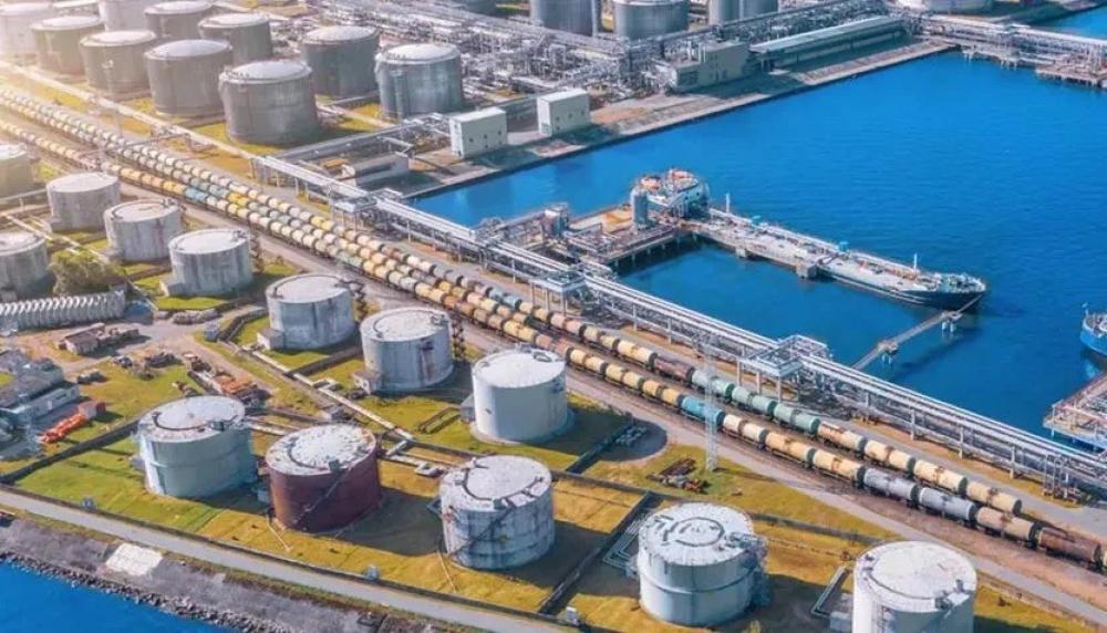 أبوظبي.. التعامل مع حريق في مولد كهربائي خارج محطة للطاقة النووية جراء استهداف بمسيرة